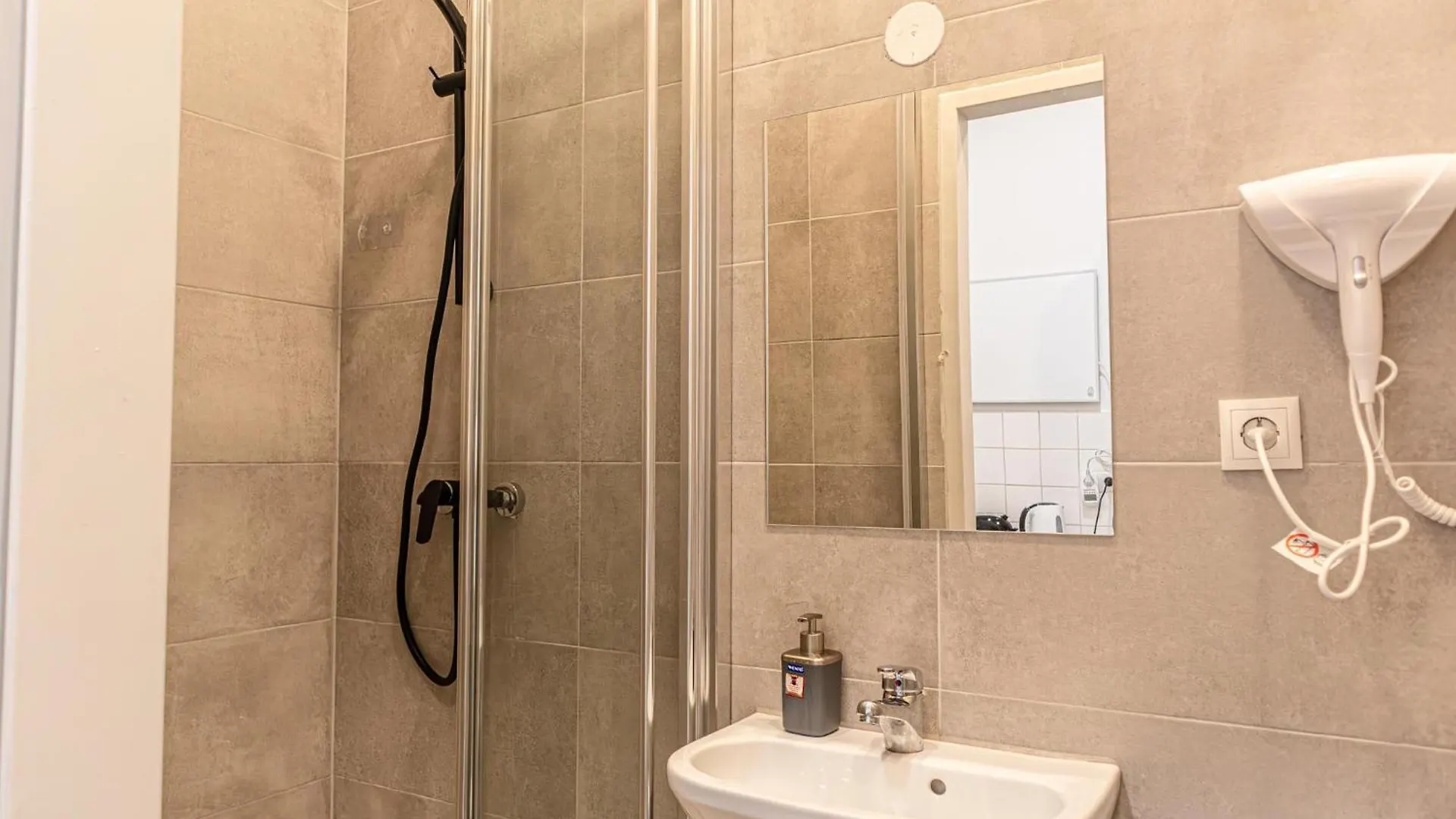 Welcoming 1Br Apt- Near U6 Station Am Schoepfwerk Wiedeń